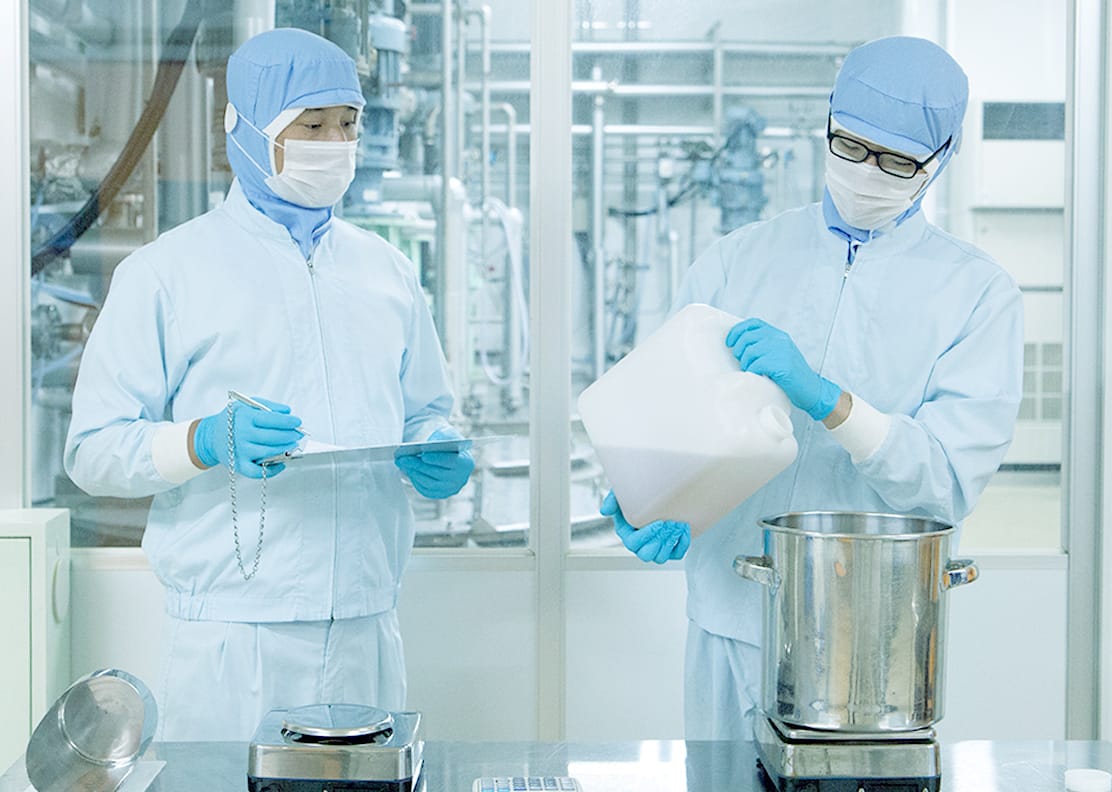 東邦のモノ作りを、安定・安心の製品供給で支える根幹的役割。 製造部製造課 Tさん × Fさん