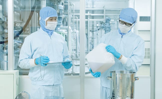 東邦のモノ作りを、安定・安心の製品供給で支える根幹的役割。 製造部製造課 Tさん × Fさん