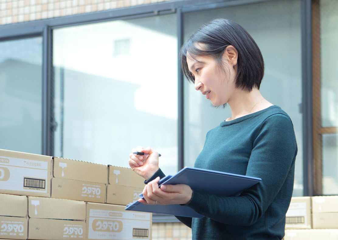ベストな出荷采配を考え、お客様へ、社会へ、商品を滞りなく届ける。 営業部業務課 / Hさん